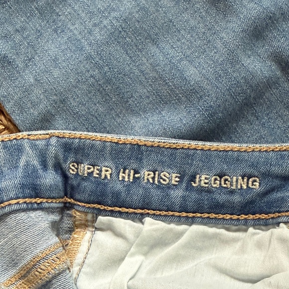 American Eagle Outfitters Women's Light Wash Super Hi-Rise Jegging Skinny Jeans - Picture 3 of 10